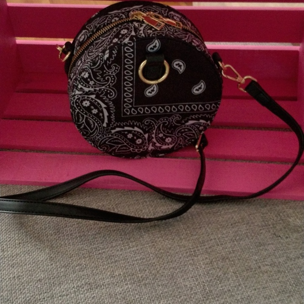 Round black purse